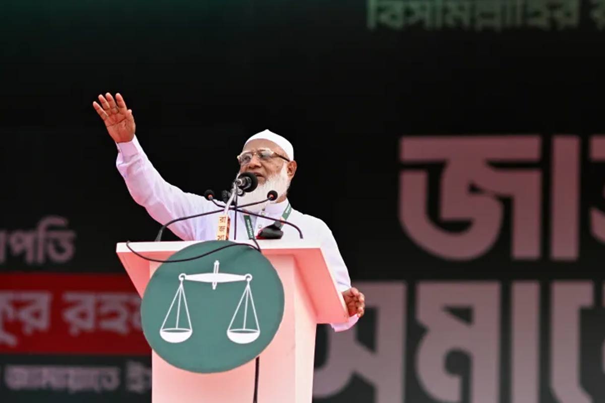 ১৫ হাজার টাকা, জামাতকে ভোট দিলে মিলবে জন্নতও! ভোটের দিন খুল্লামখুল্লা ‘ঘুষ’ দলের প্রধানের