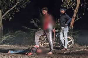মায়ের প্রেমিককে কুপিয়ে খুন! মৃতের বুকে পা দিয়ে পুলিশের জন্য অপেক্ষা যুবকের, ছবি দেখে শিউরে উঠল নেটপাড়া