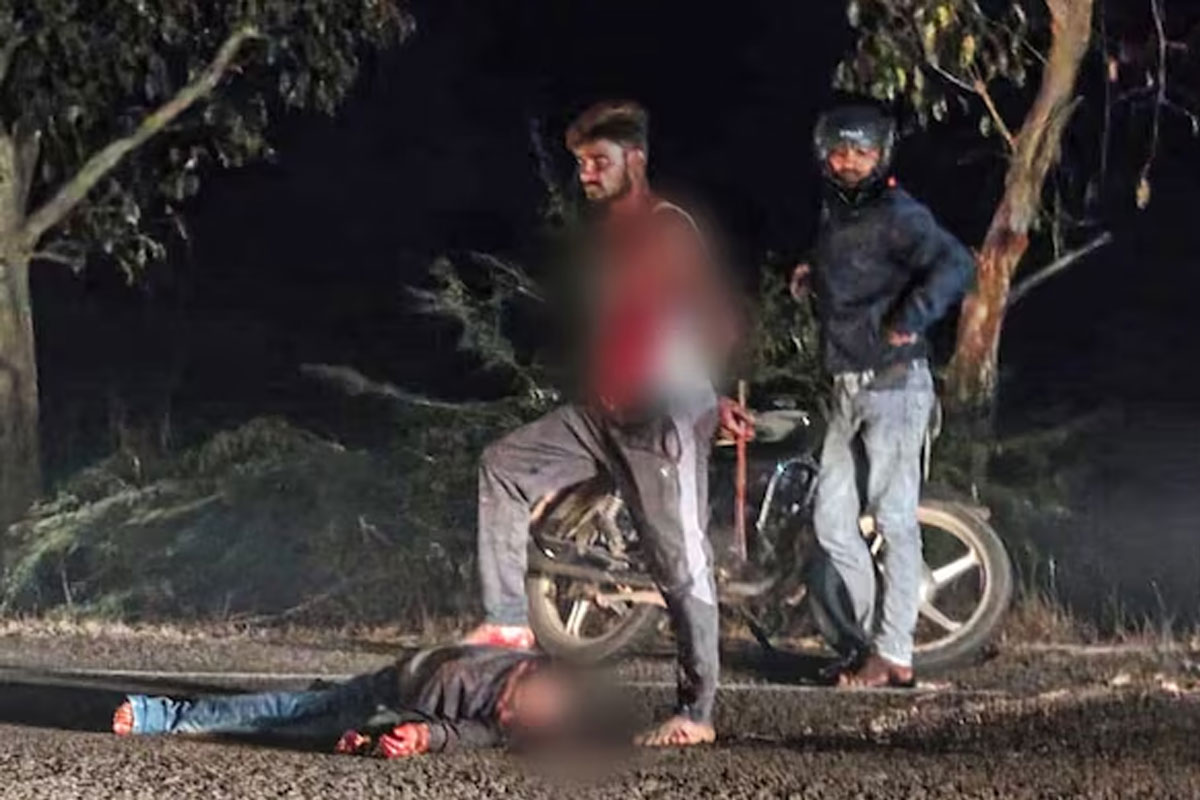 মায়ের প্রেমিককে কুপিয়ে খুন! মৃতের বুকে পা দিয়ে পুলিশের জন্য অপেক্ষা যুবকের, ছবি দেখে শিউরে উঠল নেটপাড়া