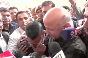 মদ কেলেঙ্কারি থেকে মুক্ত কেজরিওয়াল-সিসোদিয়া, ‘সততা’ প্রমাণ হতেই চোখে জল আপ সুপ্রিমোর