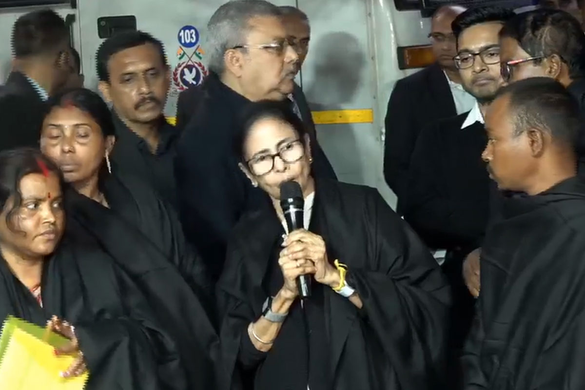কমিশনে ‘অপমানিত’ মমতা, দিল্লিতে বৈঠক শেষে ক্ষুব্ধ ‘দিদি’র তোপ, ‘মিথ্যাবাদীদের জমিদারি আচরণ’