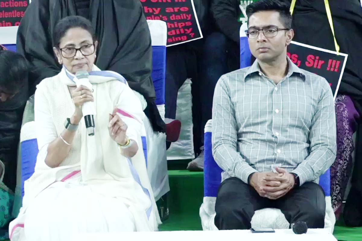 Mamata Banerjee again shows 'ghost' voter from Delhi