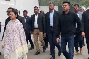 বঙ্গভবনে দিল্লি পুলিশের ‘তল্লাশি’, শাহকে চ্যালেঞ্জ ছুঁড়ে ‘এক কাপড়েই’ অকুস্থলে মমতা