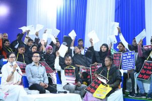 বাংলায় কী হচ্ছে, জানে না দিল্লি! রাজধানীর মিডিয়াকে ‘ভূত’ দেখিয়ে কমিশনকে বিঁধলেন মমতা
