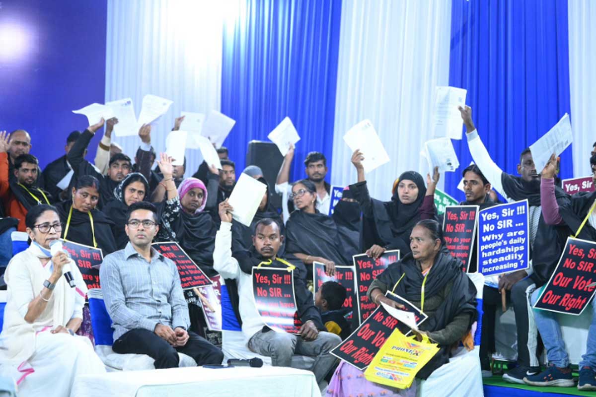 বাংলায় কী হচ্ছে, জানে না দিল্লি! রাজধানীর মিডিয়াকে ‘ভূত’ দেখিয়ে কমিশনকে বিঁধলেন মমতা