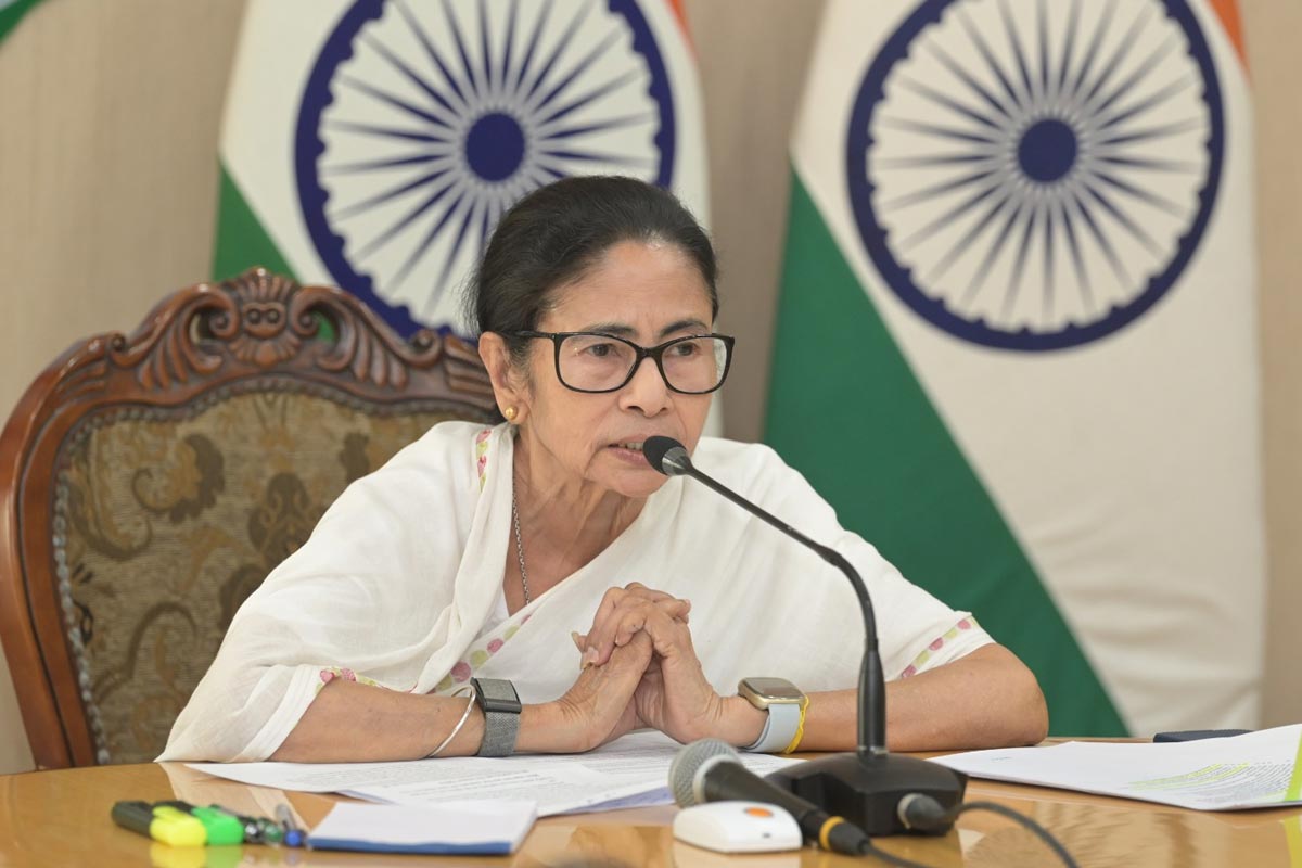 বিহারে ফ্যামিলি রেজিস্টার গ্রাহ্য হলে বাংলায় নয় কেন? ‘তুঘলকি’ কমিশনকে বিঁধলেন মমতা