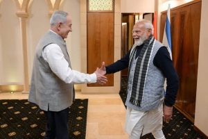 ভারতীয় পোশাকে নেতানিয়াহু, হিন্দিতে পোস্ট করেও চমকে দিলেন মোদিকে