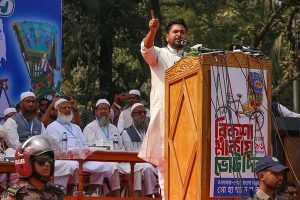 বাংলাদেশে ভোটকেন্দ্রে নিষিদ্ধ মোবাইল, কমিশন ঘেরাওয়ের হুঁশিয়ারি নাহিদের, বিএনপির প্রচারে বিস্ফোরণে দগ্ধ শতাধিক