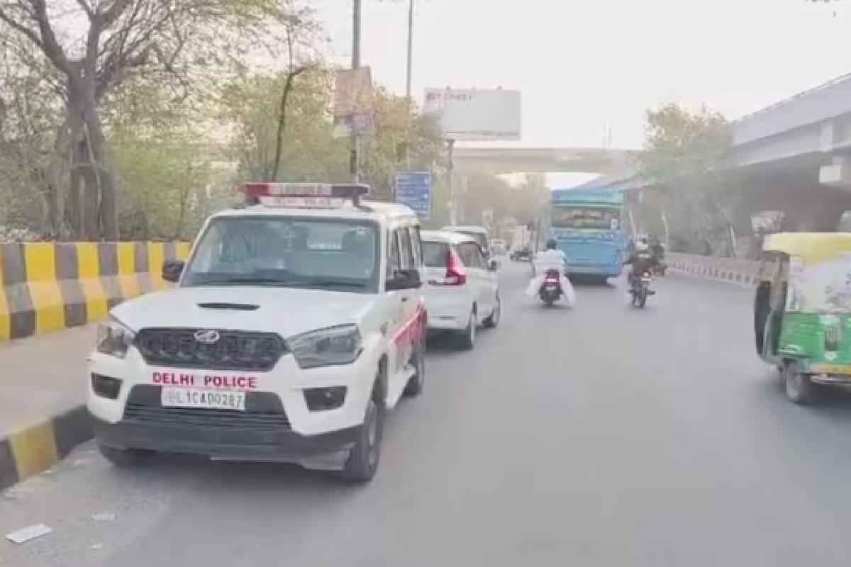 উড়ালপুলে দাঁড়িয়ে থাকা গাড়িতে মহিলা-সহ তিনজনের দেহ! চাঞ্চল্য দিল্লিতে