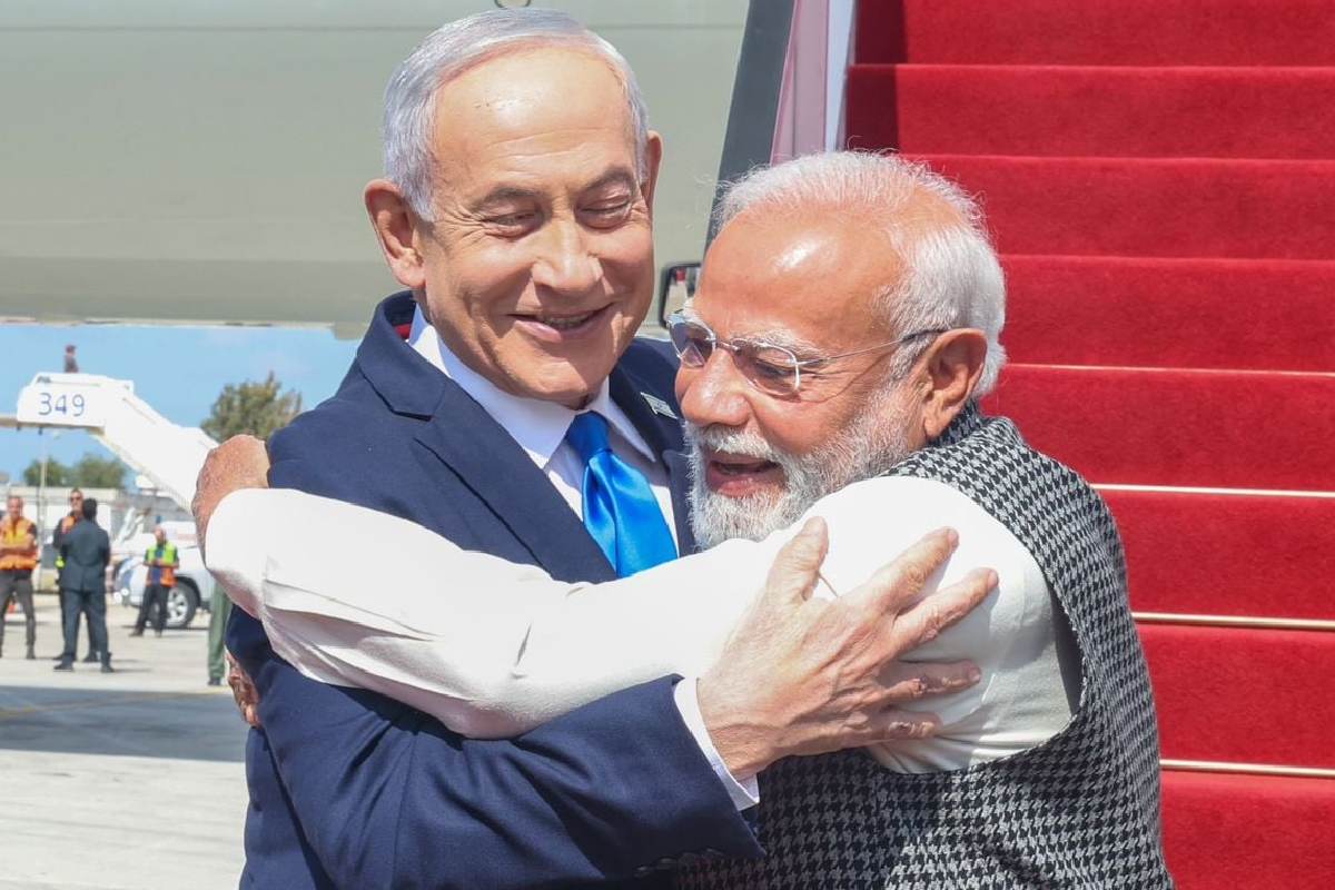 ইজরায়েলে পৌঁছলেন মোদি, দেখেই জড়িয়ে ধরলেন নেতানিয়াহু, বৈঠকের পরেই যাবেন জেরুজালেমে