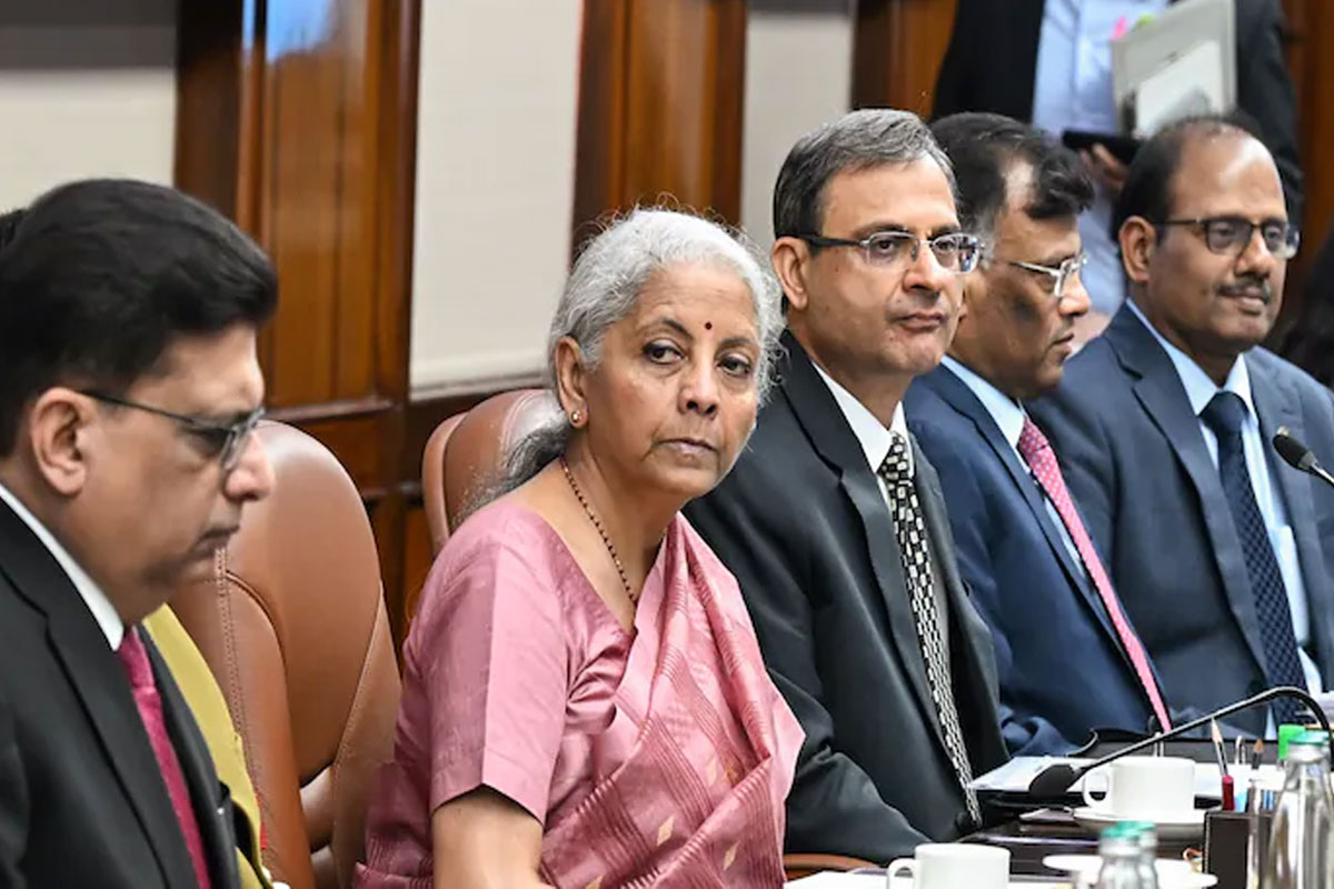 সোনা ও রুপোর দাম আকাশছোঁয়া, নির্মলার দাবি ‘মরশুমি চাহিদা, উদ্বেগের কিছু নেই’