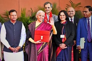 মার্কিন-শুল্ক ধাক্কা সামলাতে পালটা কর ছাড় নির্মলার, বাড়তি গুরুত্ব রপ্তানিতে