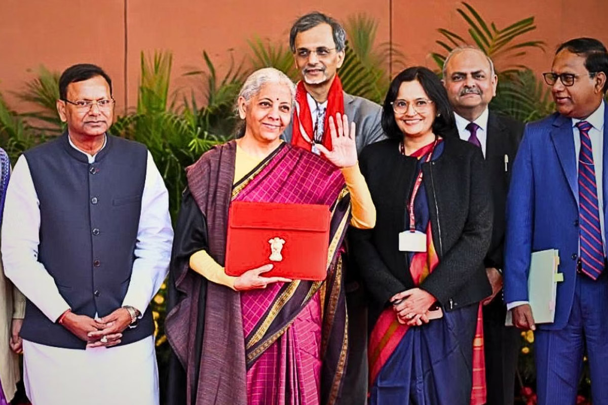 মার্কিন-শুল্ক ধাক্কা সামলাতে পালটা কর ছাড় নির্মলার, বাড়তি গুরুত্ব রপ্তানিতে
