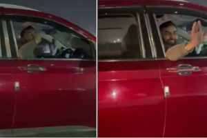 চলন্ত গাড়ি থেকে মহিলাকে ‘ফ্লাইং কিস’, ‘অশালীন’ ভঙ্গি, ভিডিও ভাইরাল হতেই বিপদে ‘রোমিও’