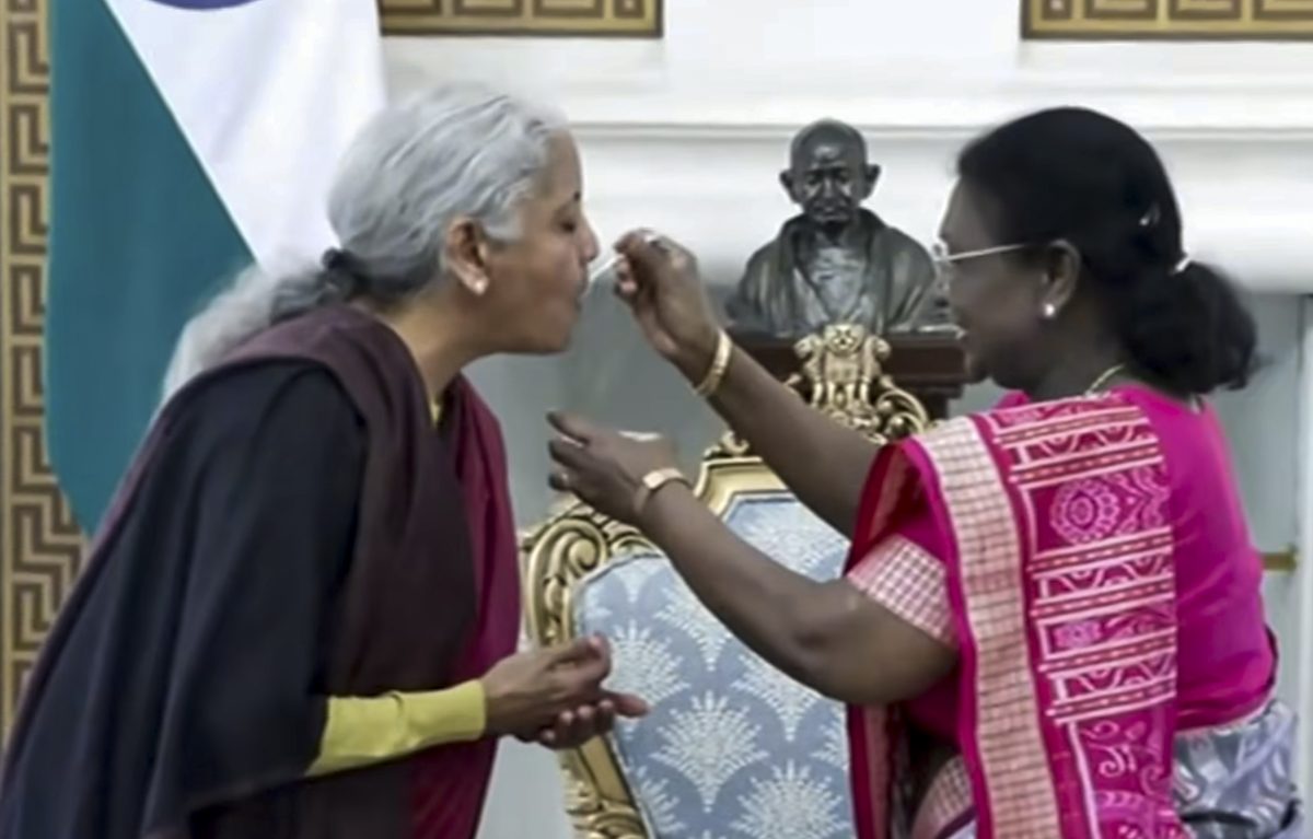 নির্মলাকে দই-চিনি খাওয়ালেন রাষ্ট্রপতি