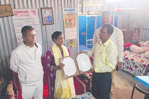 চা-বলয়ে স্যানিটারি ন্যাপকিন ব্যবহারে লড়াই আদিবাসী কন্যার! ‘প্যাড ওম্যান’কে সম্মাননা রাজ্যের