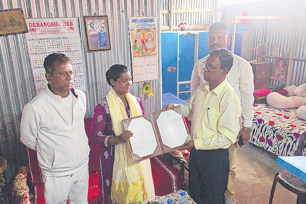 চা-বলয়ে স্যানিটারি ন্যাপকিন ব্যবহারে লড়াই আদিবাসী কন্যার! ‘প্যাড ওম্যান’কে সম্মাননা রাজ্যের