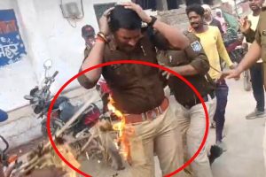 কুশপুতুলের পরিবর্তে পুলিশকর্মীর গায়ে আগুন! মধ্যপ্রদেশে কংগ্রেসের কর্মসূচিতে ভয়ংকর কাণ্ড