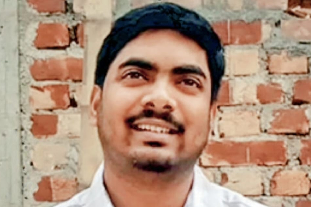 বর্ষায় দুয়ারে বাঁধা থাকে নৌকো! প্রতিকূলতা পেরিয়ে খানাকুলের প্রদীপ্ত আজ ডিএসপি