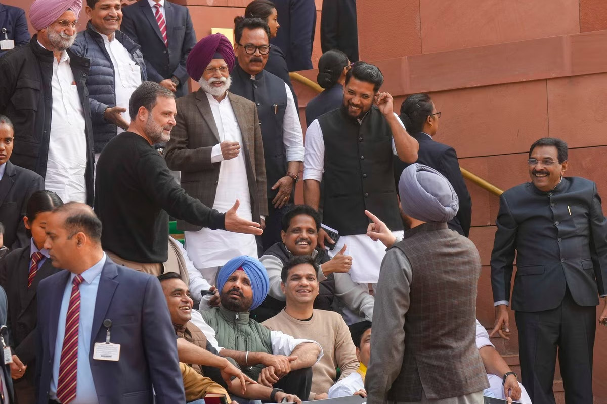 ‘গদ্দার বন্ধু’র পালটা ‘দেশের শত্রু’! সংসদ চত্বরে বাকযুদ্ধে রাহুল ও কেন্দ্রীয় মন্ত্রী, ভাইরাল ভিডিও