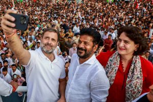 গান্ধী পরিবারকে ১০০০ কোটি টাকা দেবেন রেবন্ত! ‘তেলেঙ্গানা ওদের এটিএম’, কটাক্ষ বিজেপির