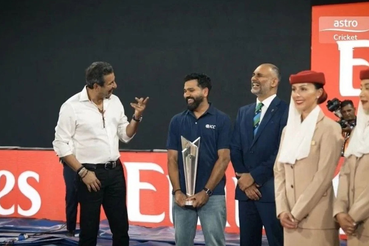 ‘নো হ্যান্ডশেক’ নীতিকে থোড়াই কেয়ার! আক্রমের সঙ্গে খোশগল্প রোহিতের, মেলালেন হাতও