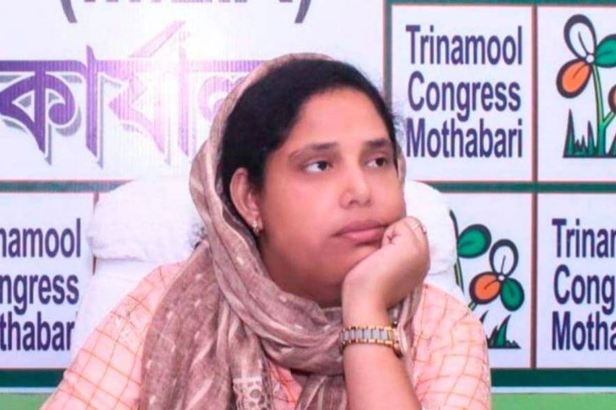 স্কুল ছুটি দিয়ে মাইক বাজিয়ে অনুষ্ঠান! মন্ত্রী সাবিনা ইয়াসমিনের উপস্থিতিতে জোর বিতর্ক