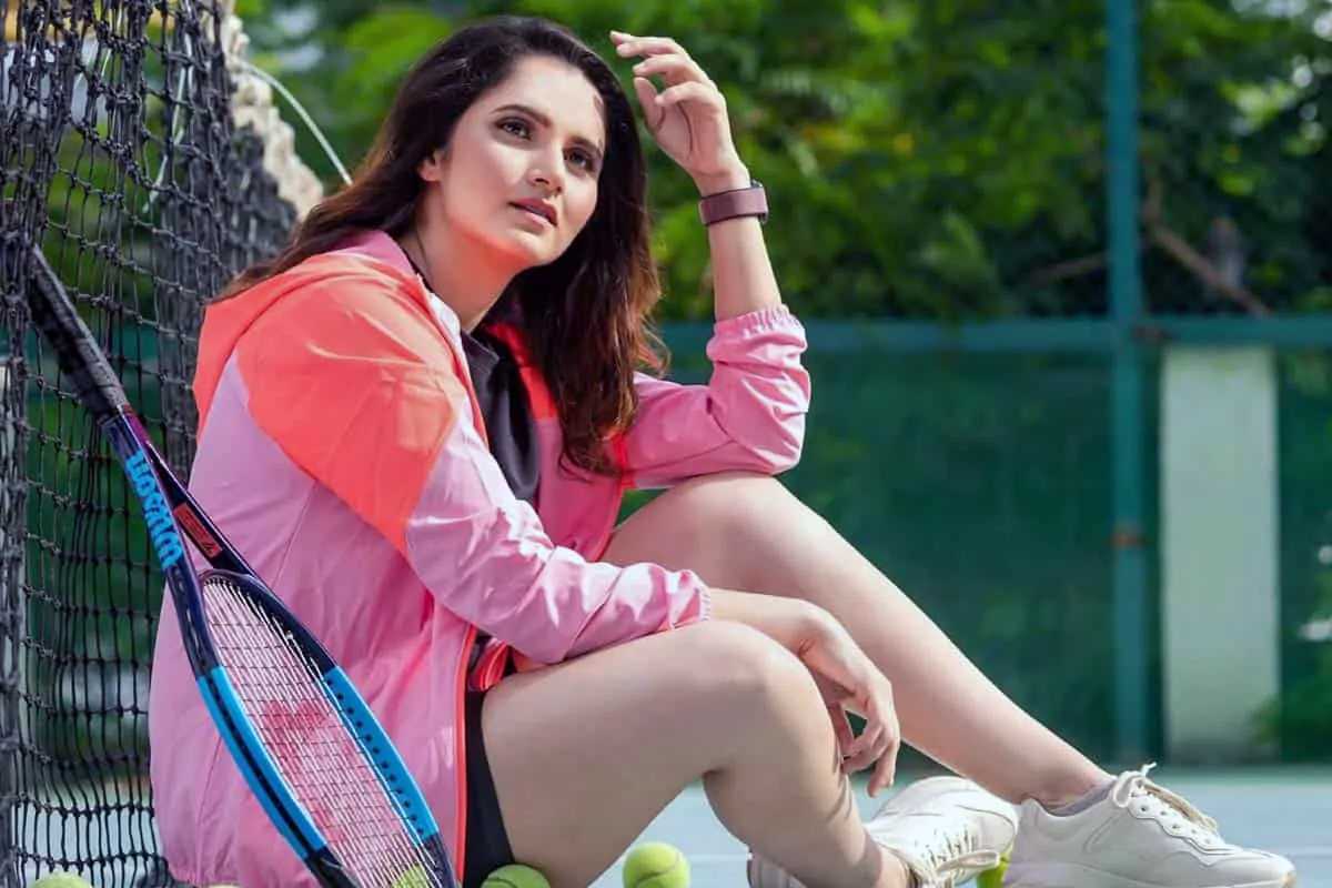 আধঘণ্টা লাল আলোর সামনে সানিয়া, তাতেই ত্বক ও চুলে জেল্লা! কী এই ‘রেড লাইট থেরাপি’?