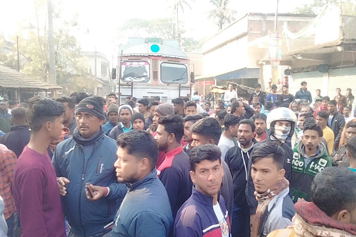 পাওনা টাকা চাইতে গিয়ে ‘খুন’ যুবক, দোষীদের গ্রেপ্তারির দাবিতে পথ অবরোধ, উত্তাল শাসন