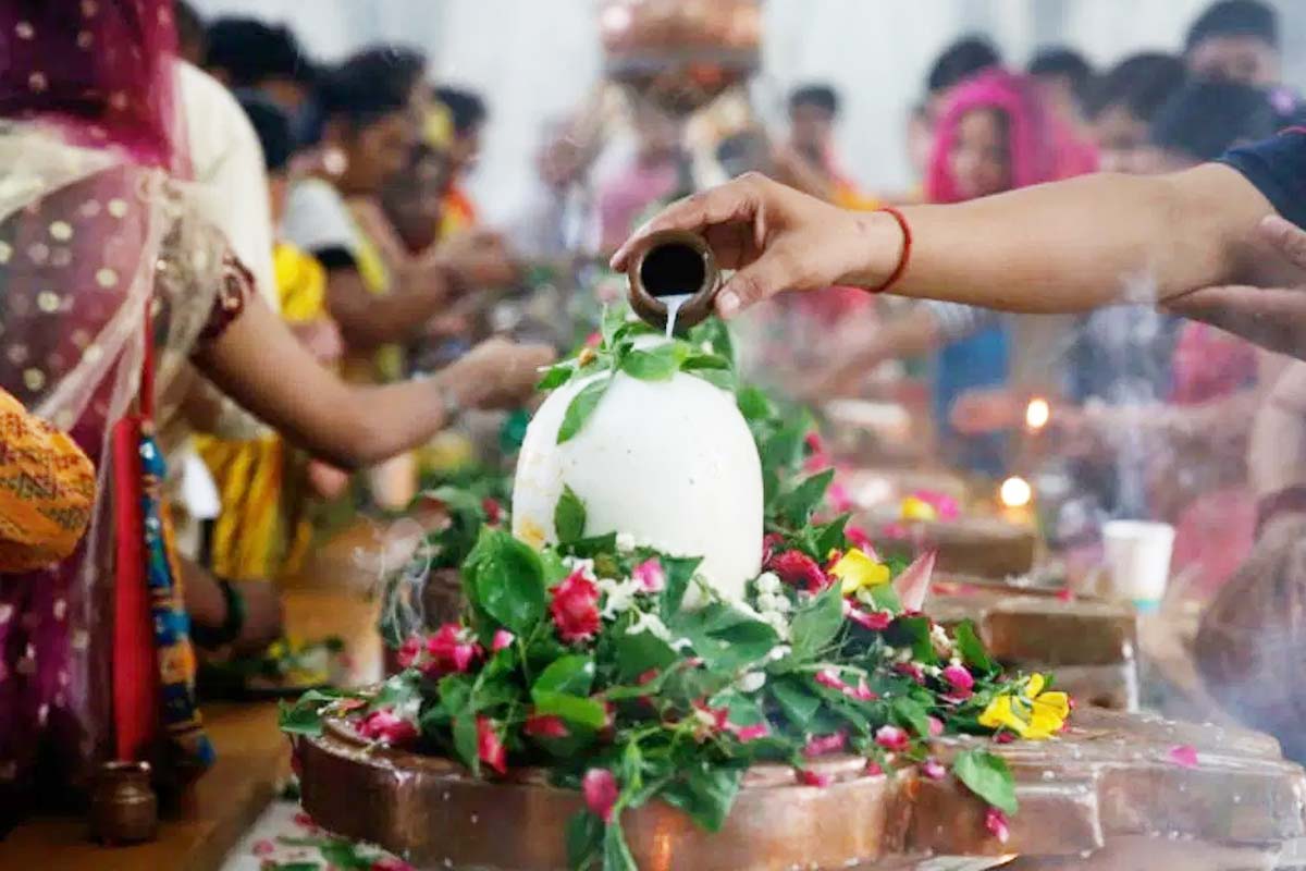 চলতি বছর কবে শিবরাত্রি? জেনে নিন মহাদেবের মাথায় জল ঢালার শুভ সময়