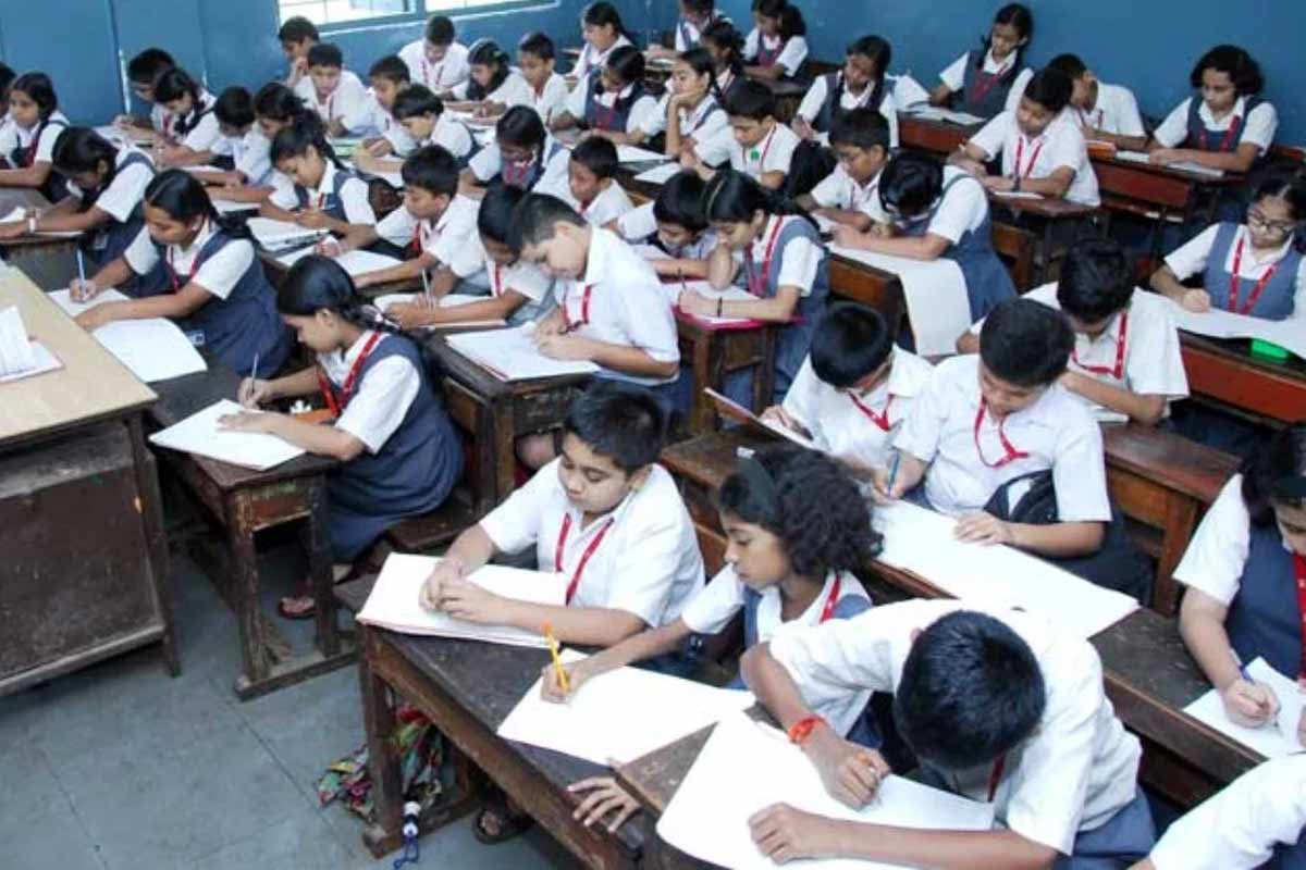 বেঁকে যাচ্ছে কলকাতার পড়ুয়াদের মেরুদণ্ড! স্কুলে স্বাস্থ্য পরীক্ষায় চাঞ্চল্যকর তথ্য