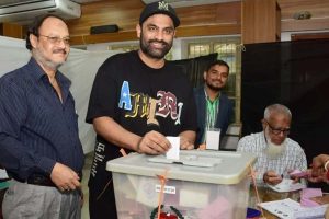 ‘স্বস্তি বোধ করছি’, ৩৬ বছর বয়সে প্রথমবার ভোট দিয়ে ‘আত্মহারা’ তামিম ইকবাল
