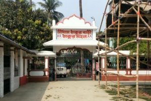 ঠাকুরবাড়িতে বারুণী মেলার ঢাকে কাঠি, ‘বিবাদ ভুলে’ মহানিশান উত্তোলন মমতাবালা-শান্তনুর