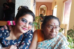 ‘মা হাসপাতালে, মায়ের হাতের পায়েস ছাড়া জন্মদিন’, বিষণ্ণ দোলনের ডুব শৈশবে