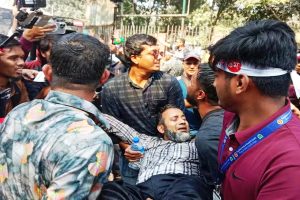 ‘পেটে ভাত নেই’, ভোটের আগে উত্তাল বাংলাদেশ, ইউনুসের বাসভবনের বাইরে বিক্ষোভ, লাঠিচার্জ