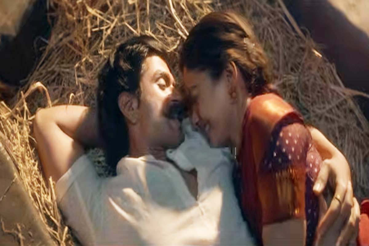 বাহুলগ্না রশ্মিকার নাকে কামড় বিজয়ের, বুকে লেপটে ‘পরমসুন্দরী’, প্রকাশ্যে নবদম্পতির খুনসুটি!