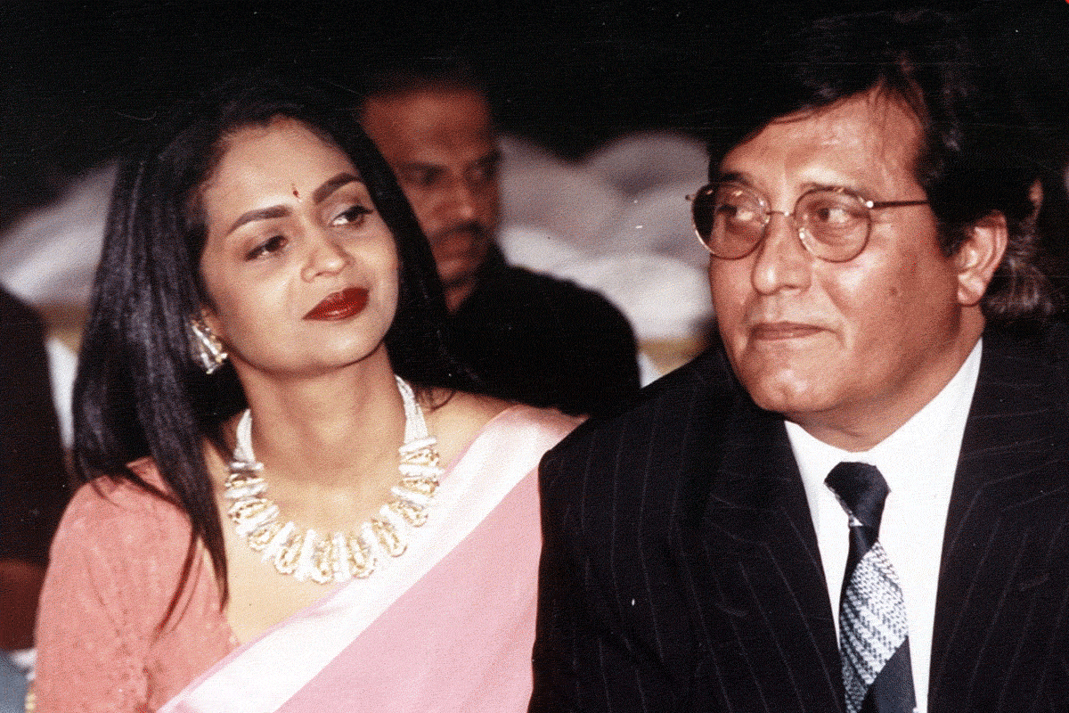 নগ্ন হয়ে সৈকতে ধ্যান, ওশোর বাগানে মালির কাজ! মৃত্যুর ৯ বছর পর ফাঁস বিনোদ খান্নার রহস্যময় জীবনচর্যা