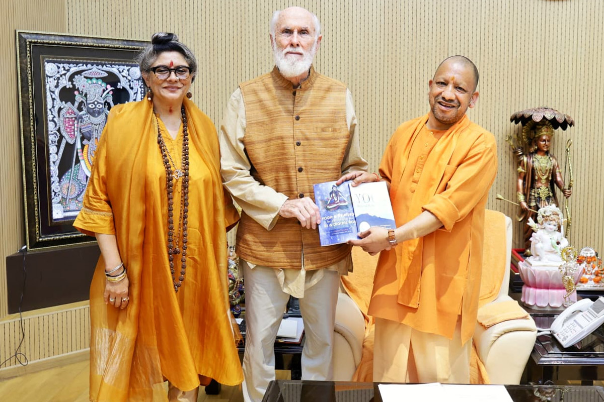 যোগী রাজনীতিকে ‘শুদ্ধ’ করছেন, লখনউয়ে দরাজ সার্টিফিকেট মার্কিন বেদজ্ঞের