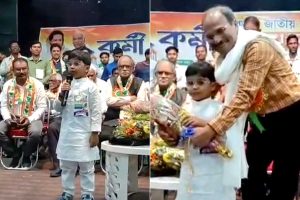 মাত্র ৬ বছরেই মঞ্চে দাঁড়িয়ে চৌখস রাজনৈতিক বক্তব্য, জড়িয়ে ধরলেন অধীর, কে এই শিশু কংগ্রেসি?