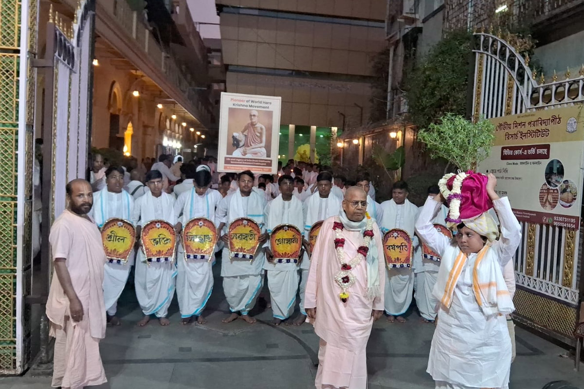 প্রদীপের আলোয় প্রভুপাদ-স্মরণ, উত্তর কলকাতায় ভক্তি ও শ্রদ্ধার যুগলবন্দি