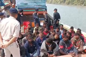 রাতের অন্ধকারে ভারতের জলসীমায়, কোস্ট গার্ডের হাতে গ্রেপ্তার ২৮ বাংলাদেশি মৎস্যজীবী