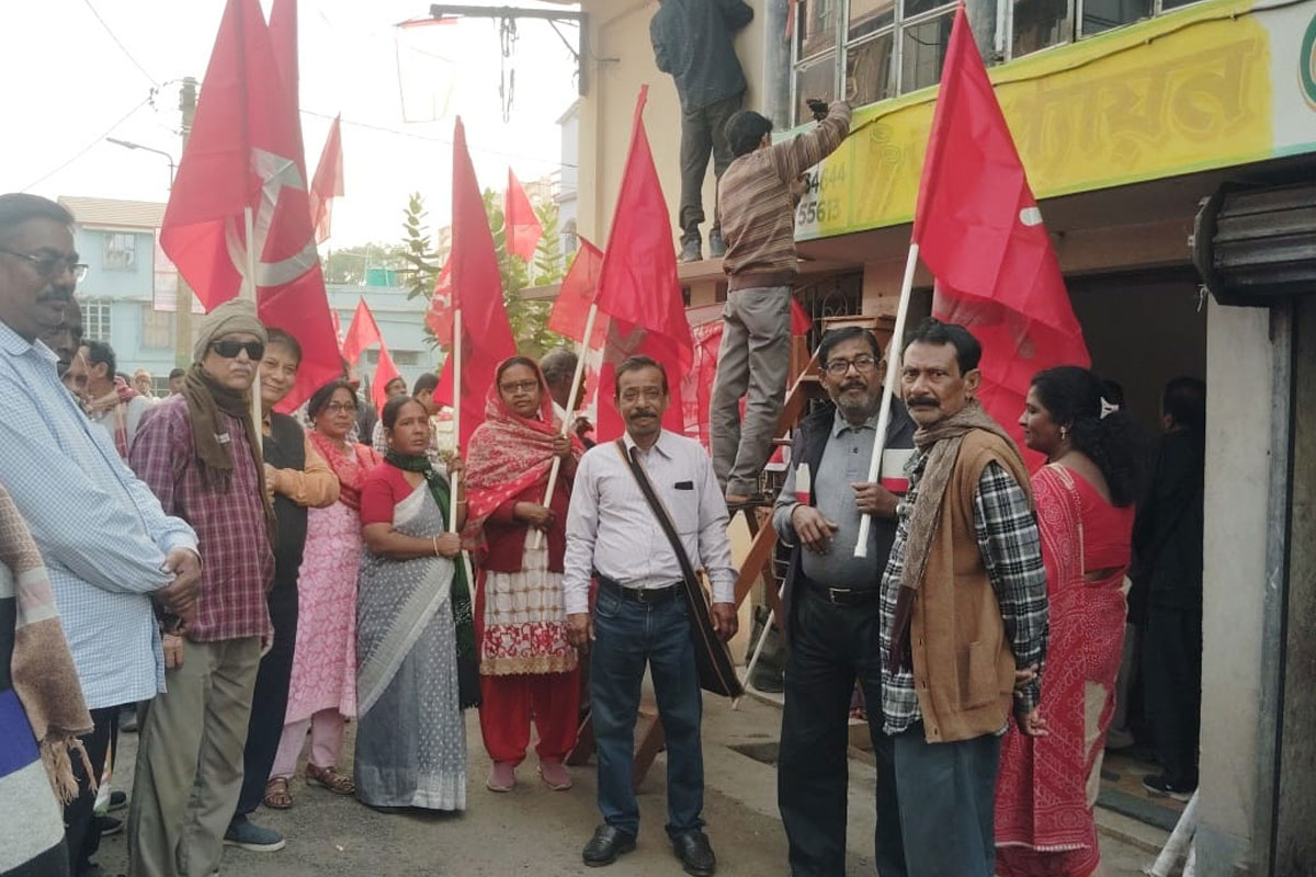 দখলে রেখেছিল ‘কমরেড’ই! লাল ঝান্ডা নিয়ে মিছিল করে পার্টি অফিস পুনরুদ্ধার সিপিএমের