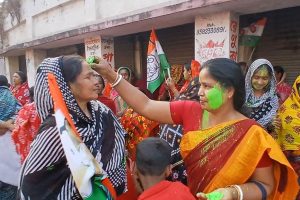 লক্ষ্মীর ভাণ্ডার পেয়ে উপকৃত প্রান্তিক এলাকার মহিলারা, সুন্দরবনের গ্রামে আবির মেখে আগাম হোলি!