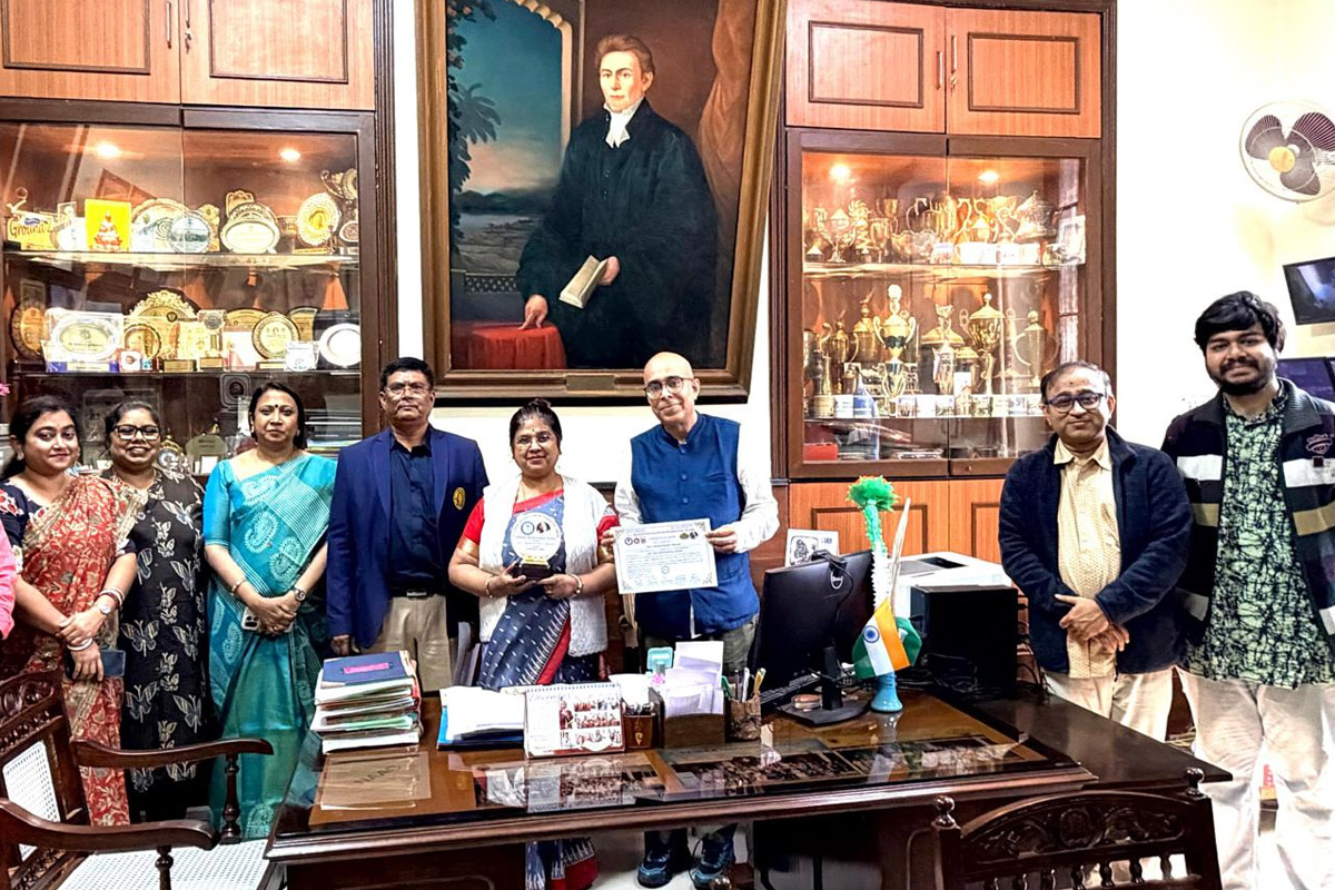 শিক্ষায় নিরলস অবদানের স্বীকৃতি, প্রভুপাদ সম্মানে ভূষিত স্কটিশের অধ্যক্ষা