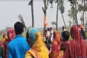 ঝাঁটা হাতে কাঁথি দক্ষিণের বিজেপি বিধায়ককে তাড়া মহিলাদের! ‘জনতার ক্ষোভ’, কটাক্ষ তৃণমূলের