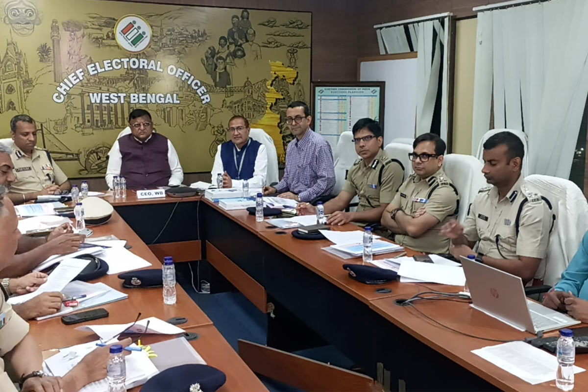বসিয়ে রাখা যাবে না, দ্রুত শুরু করতে হবে বাহিনীর রুট মার্চ! শান্তিপূর্ণ ভোট করাতে বার্তা কমিশনের