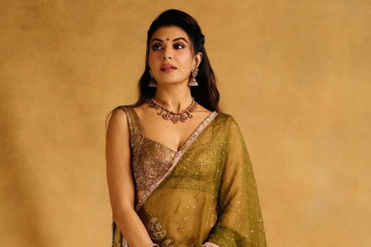 অতীতের বিতর্কের মেঘ দূরে সরিয়ে ধর্মে মতি জ্যাকলিনের! বারাণসীর আনাচকানাচ ঘুরে দেখলেন বলি নায়িকা