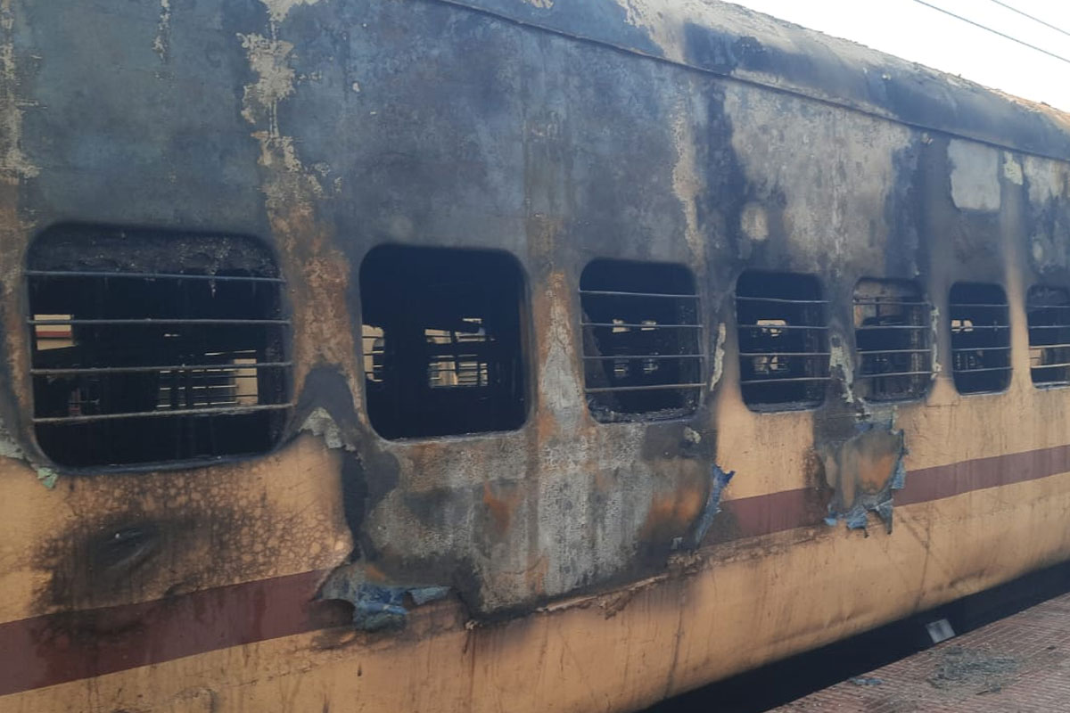কাটোয়া স্টেশনে দাউদাউ করে জ্বলছে ট্রেনের কামরা, প্রাণ বাঁচাতে আতঙ্কে হুড়োহুড়ি যাত্রীদের!