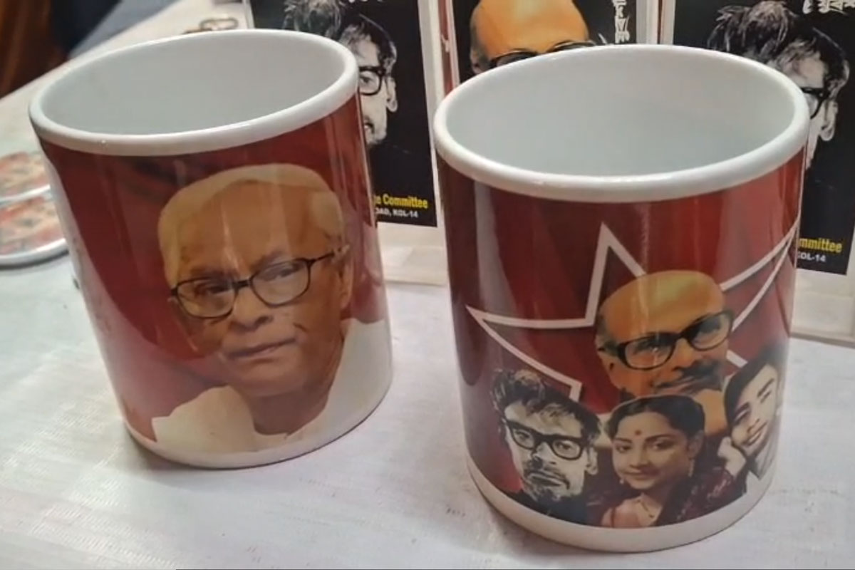 ‘নীতি-আদর্শ ভুলে’ সিপিএমেও ব্যক্তিপুজো? ভোট টানতে কফির মগ, চাবির রিংয়ে বুদ্ধদেব!