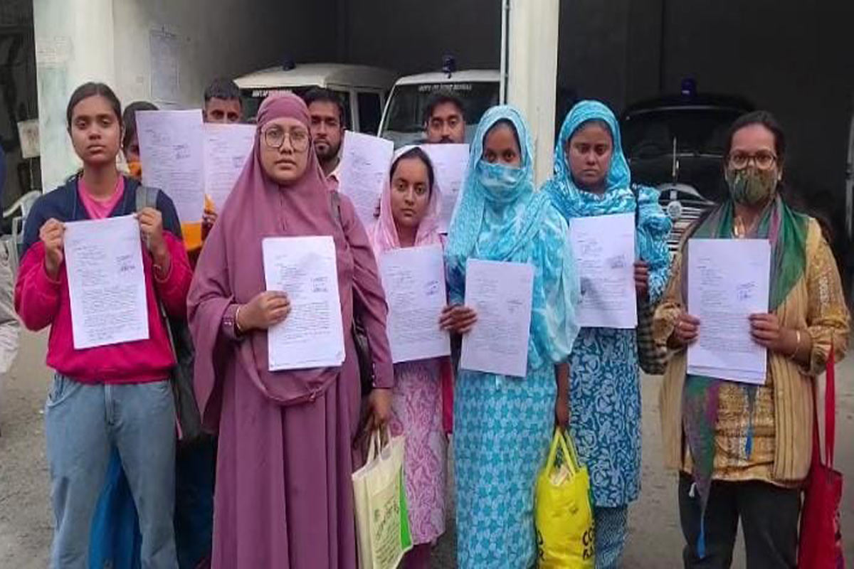 চাকরির টোপ দিয়ে কোটি কোটি টাকা হাতিয়েছে বেসরকারি নার্সিং হোম! মালদহে চরমে বিক্ষোভ